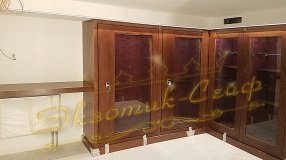 Оружейная комната с витринами